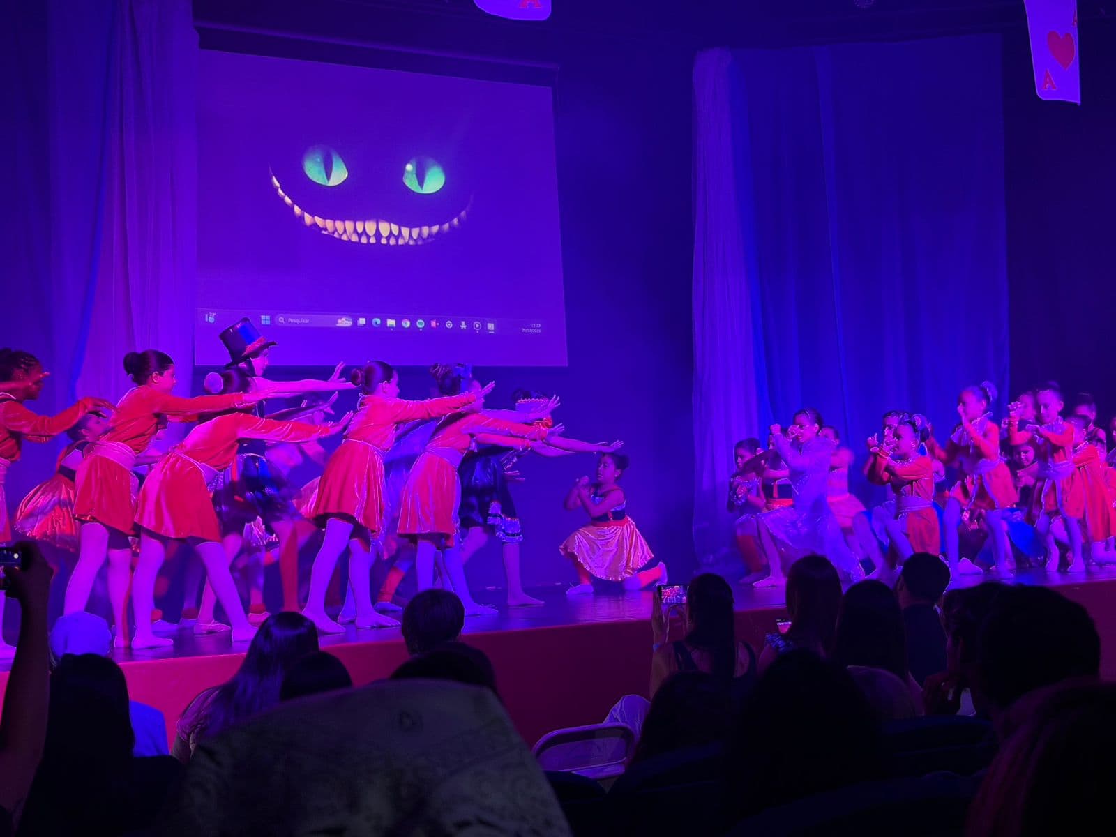 Sucesso de público e solidariedade: AMDAFAP recebe grande apresentação de dança com tema “Alice no País das Maravilhas”