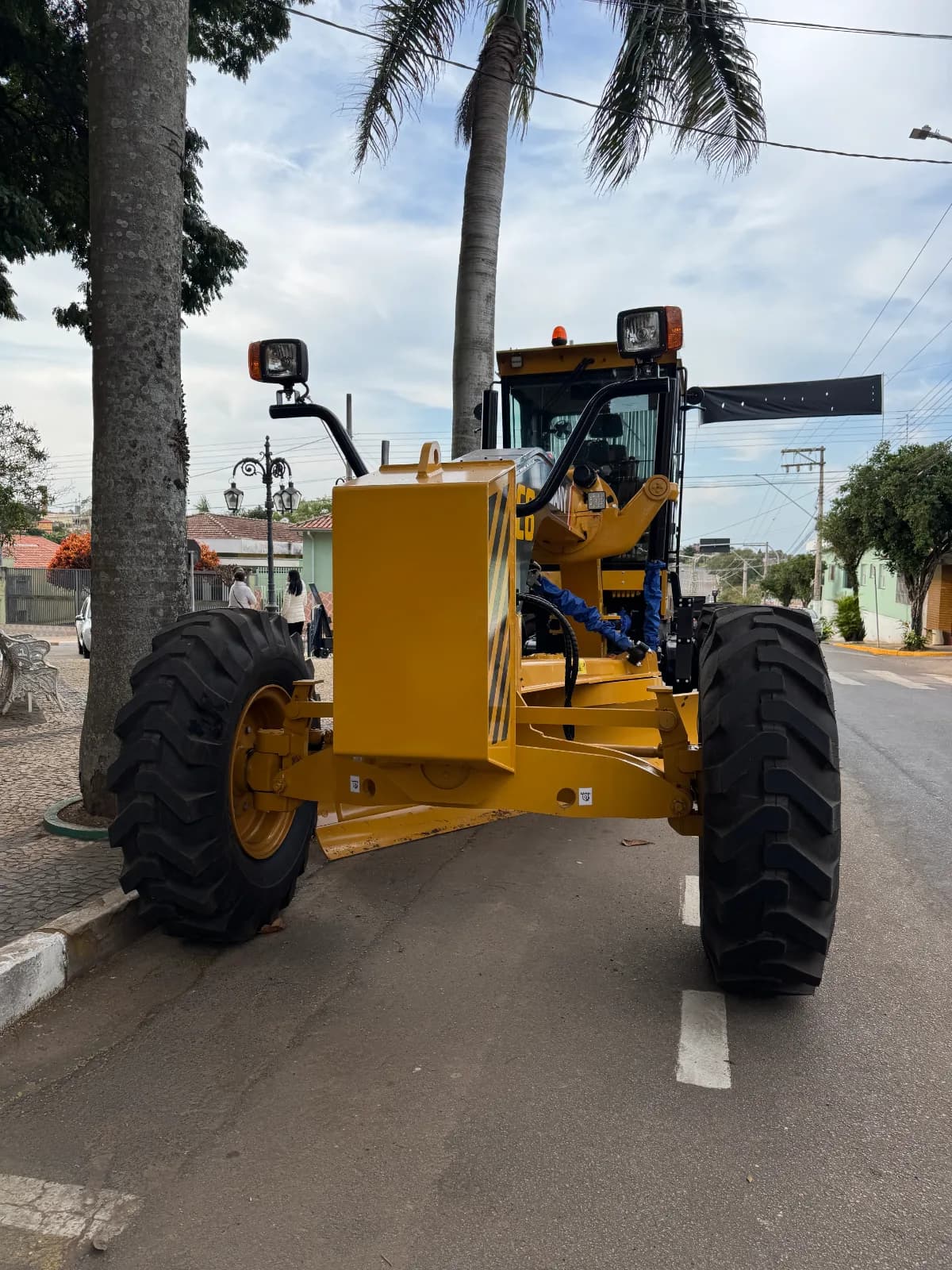 Cesário Lange recebe nova motoniveladora para reforçar manutenção de ruas e estradas — foto 1 de 2