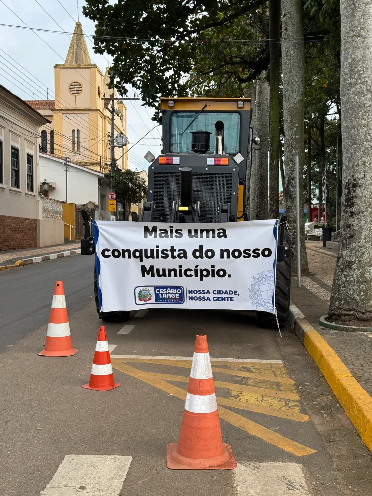 Cesário Lange recebe nova motoniveladora para reforçar manutenção de ruas e estradas — foto 2 de 2