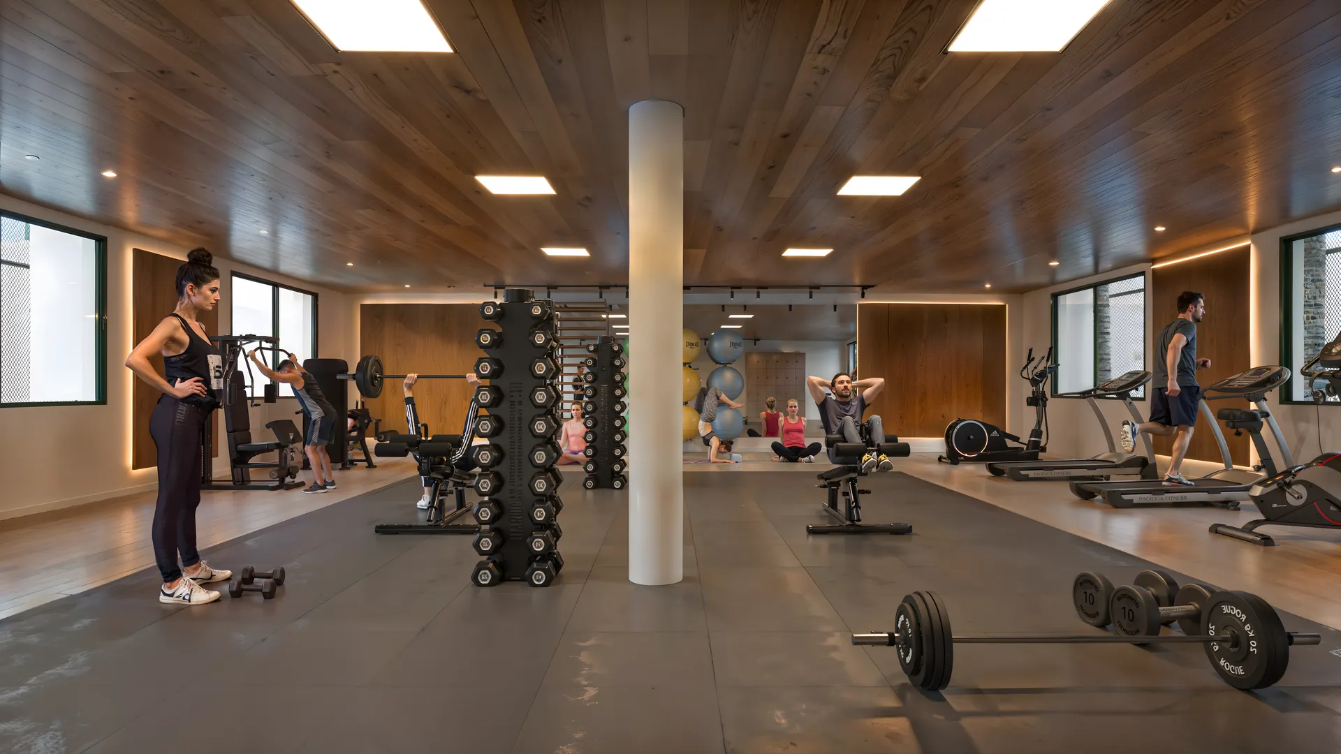 Academia equipada — Ambiente climatizado, com espelhos e equipamentos multifuncionais para musculação.
