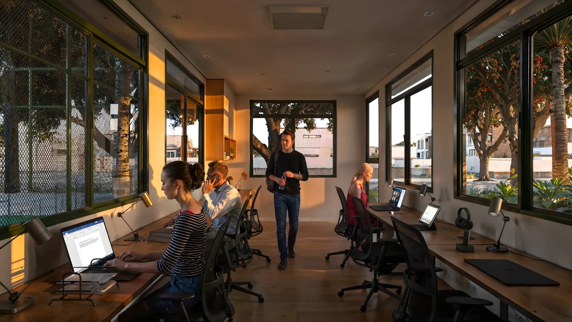 Coworking — Estações de trabalho, mesas coletivas e áreas de convivência.