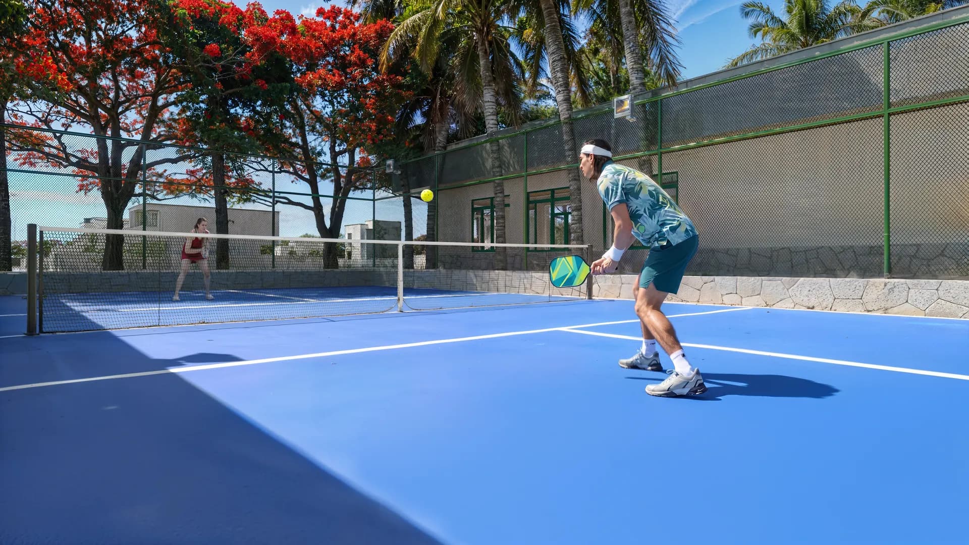 Quadra de pickleball — Piso adequado, demarcações específicas e rede central na altura regulamentar.