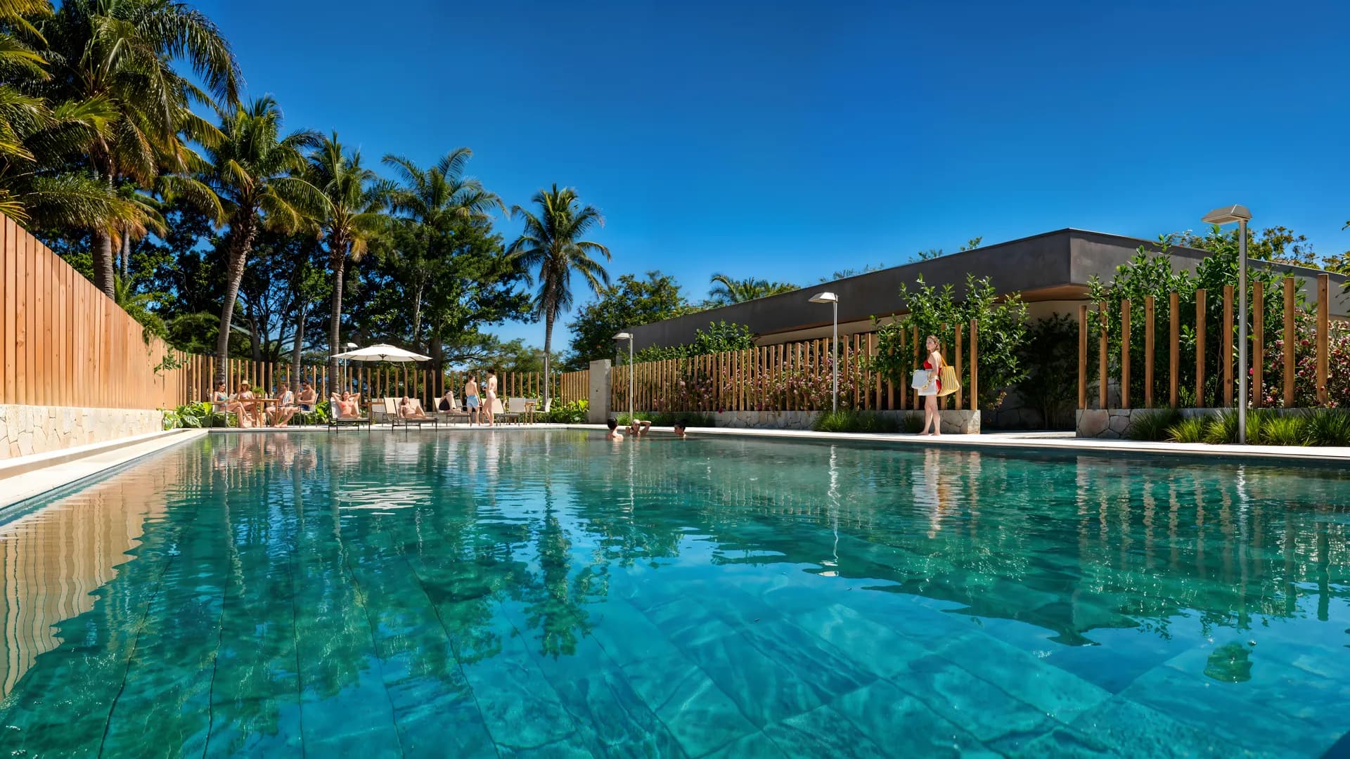 Piscina com prainha — Prainha, meia raia, espreguiçadeiras e guarda-sóis, com ducha e lava-pés à disposição.