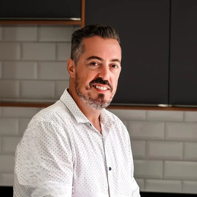 Retrato de Carlos Macedo, gestor imobiliário em Cesário Lange